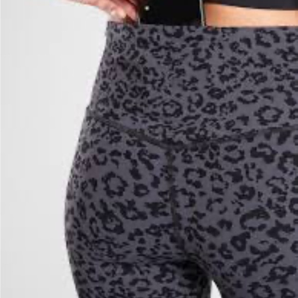 Athleta Elevation Ultra High Rise Leggingd in Leopard Size XS - Picture 4 of 7